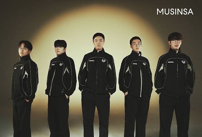 무신사와 공식 파트너십을 체결한 '젠지 이스포츠' 구단 소속 선수들 단체사진. ⓒ무신사