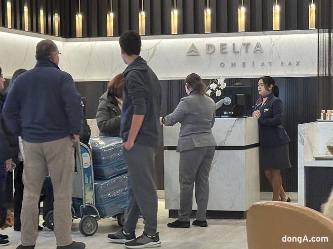 3일(현지시간) 미국 캘리포니아주 LAX 델타 원 라운지에서 고객들이 출국을 위한 수속을 밟고 있다. 정진수 기자