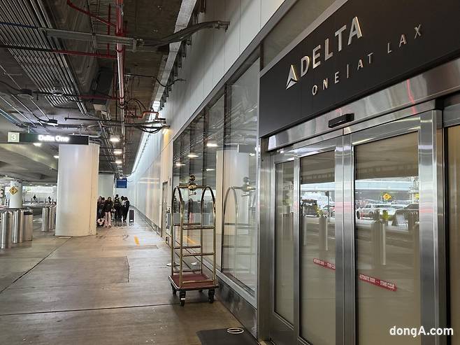 LAX 공항 외부와 연결돼 있는 델타 원 라운지. 정진수 기자