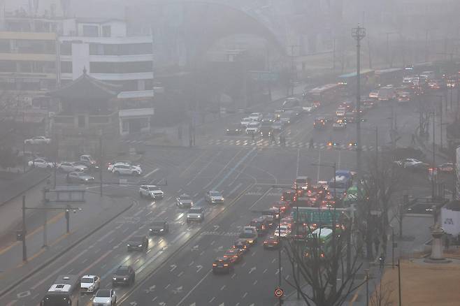 16일 서울 종로구 경복궁 교차로 인근이 초미세먼지와 짙은 안개로 뿌옇게 보이고 있다. 2026.1.16 뉴스1