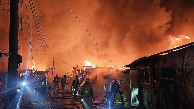 16일 오전 5시쯤 서울 강남구 개포동 구룡마을 4지구에서 불이 났다. 소방 당국은 인근 야산으로 불이 번질 우려가 있다고 보고 5시 10분께 대응 1단계를 발령했다. 사진은 이날 화재 현장 모습. 서울소방재난본부 제공