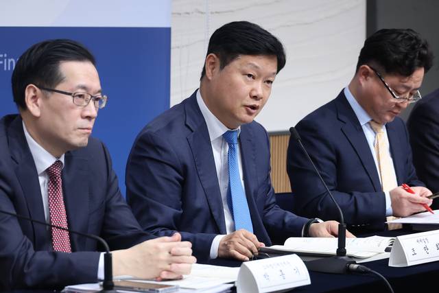 조만희(사진 가운데) 재정경제부 세제실장이 15일 정부세종청사에서 2025년 세법개정 후속 시행령 개정안에 대해 브리핑하고 있다.  [연합뉴스]