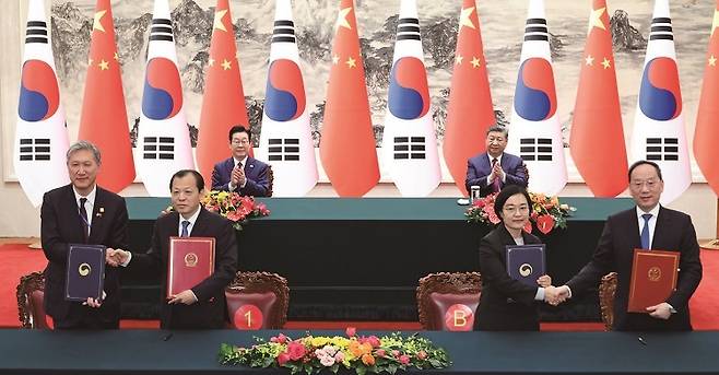 노재헌(앞줄 왼쪽부터) 주중대사와 류웨이 중국 교통운수부 부장, 한성숙 중기부 장관과 리러칭 중국 공업정보화부 부장이 1월 5일 각각 교통 분야 협력 및 중소기업과 혁신 분야에 관한 협약식을 하고 있다. /사진 뉴스1