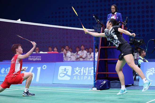 안세영이 1일 중국 항저우 빈장체육관에서 열린 항저우 아시안게임 배드민턴 여자 단체 결승 대한민국과 중국의 경기에서 천위페이와 경기를 펼치고 있다.뉴스1