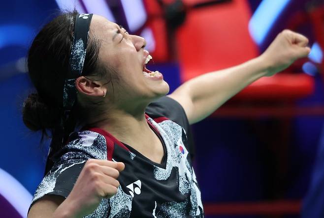 중국 항저우 빈장체육관에서 열린 항저우 아시안게임 배드민턴 여자 단식 결승에서 한국 안세영이 중국의 천위페이에게 승리를 거둔 뒤 기뻐하고 있다.뉴시스