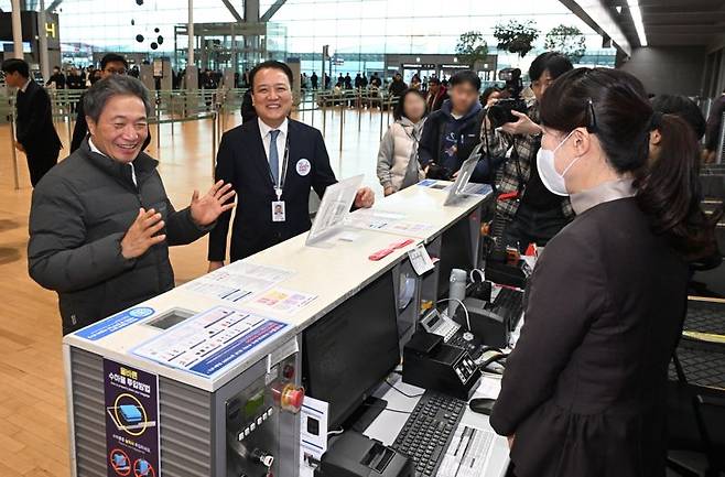 아시아나항공이 인천공항 제2여객터미널 운항을 개시한 14일 인천국제공항 2터미널에서 이학재 인천공항공사 사장과 김성무 아시아나항공 인천공항서비스 지점장이 현장점검을 하고 있다. 사진=박범준 기자