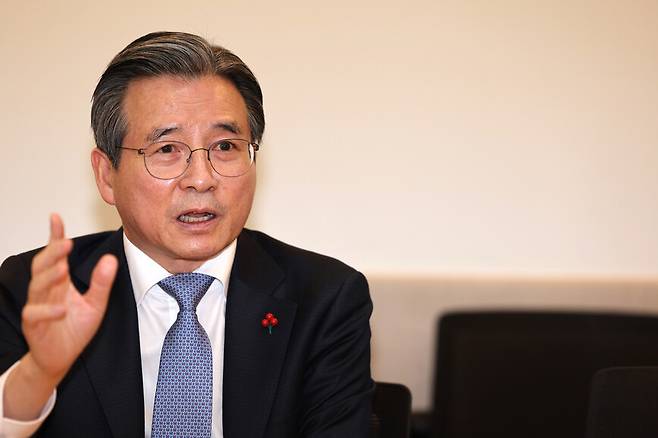 김용범 청와대 정책실장이 지난 14일 오후 청와대에서 한겨레와 인터뷰를 하고 있다. 류우종 선임기자 wjryu@hani.co.kr