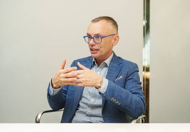 지난해 11월 건강한겨레와 인터뷰하는 미할 브라블리크 체코 프라하 카를로바의대 내과 교수. 브라블리크 교수는 “복부 비만, 고혈압, 높은 중성지방, 낮은 HDL-콜레스테롤 수치 등 대사증후군 특성을 가진 환자에게서 스타틴 복용 후 당뇨병을 새롭게 진단받는 경향을 보일 순 있지만, 건강한 생활습관을 유지한다면 충분히 안전하게 사용할 수 있다”며 이상지질혈증의 적극적인 조기 관리를 강조했다. 최지현 기자