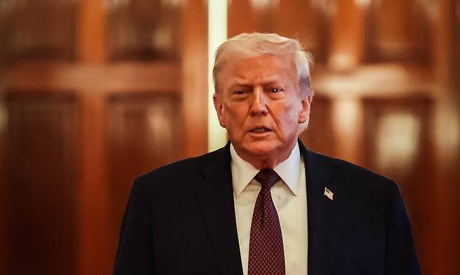 도널드 트럼프 미국 대통령이 15일 북미프로아이스하키리그 팀인 플로리다팬더스의 2025년 스탠리컵 우승을 축하하는 기념식에 참석하려고 백악관 이스트룸을 향해 가고 있다. UPI 연합뉴스