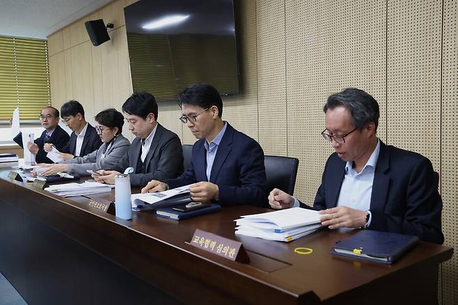 지난해 12월18일 열린 국가인권위원회 상임위원회에 참석한 국장급 간부들. 왼쪽부터 조영호 기획조정관, 안성율 정책교육국장, 서수정 침해조사국장, 전민영 차별시정국장, 박홍근 군인권보호국장, 송호섭 교육협력심의관. 최현수 기자 emd@hani.co.kr