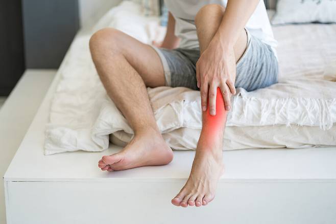 골다공증으로 뼈가 약해진 고령자는 가벼운 충격에도 골절이 생길 위험이 높다. 게티이미지뱅크