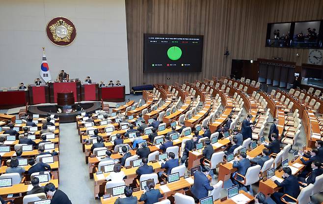 16일 국회에서 열린 2026년 1월 임시국회 1차 본회의에서 2차 종합특검법안이 가결되고 있다. 연합뉴스