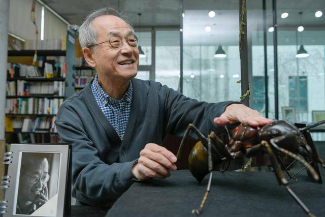 개미 모형을 쓰다듬는 최재천 명예교수. 과학의 대중화에도 힘썼던 그의 첫 저서는 '개미제국의 발견'이다. 임지훈 인턴기자