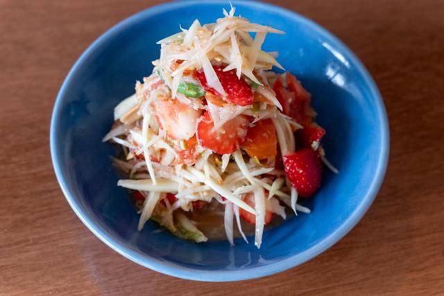 딸기 쏨 땀. '쏨'은 태국에서 전반적으로 새콤함을 뜻하고 '땀'은 빻는 것을 의미한다. 그래서 꼭 절구에서 재료들을 빻아서 준비해야 한다.