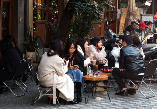 지난달 베트남 하노이에서 시민들이 야외 간이 의자에 앉아 커피를 마시며 대화를 나누고 있다. 하노이=허경주 특파원