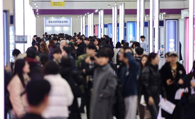 서울 강남구 코엑스에서 열린 2026학년도 정시 대학입학정보박람회에서 학생과 학부모들이 대학교 상담 부스를 둘러보고 있다. 뉴스1