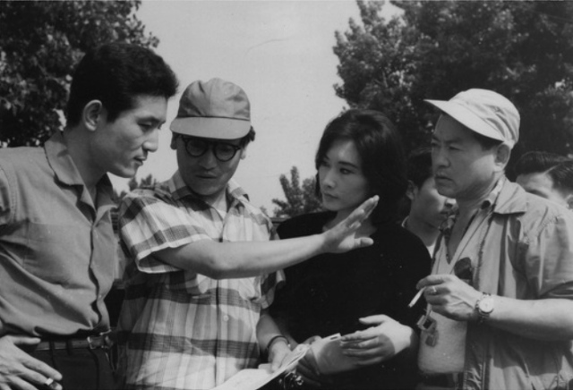 영화 '오발탄' 촬영현장. 왼쪽부터 배우 최무룡, 감독 유현목, 배우 문혜란, 촬영감독 김학성. 한국영상자료원 제공