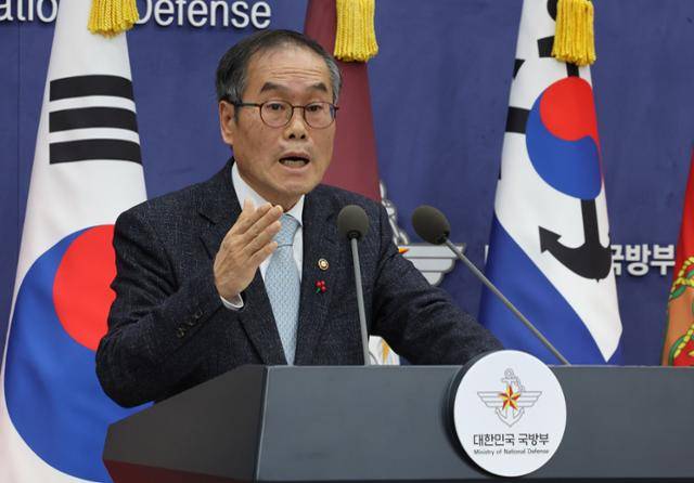 이용철 방위사업청장이 지난달 24일 서울 용산구 국방부 브리핑실에서 한국형 차기 구축함(KDDX) 사업추진 방안 관련 취재진의 질문에 답하고 있다. 뉴시스