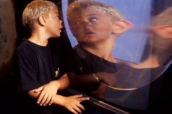 이상한 나라의 앨리스 증후군은 감각 왜곡과 신체 인지 왜곡을 주 증상으로 하는 질환이다./클립아트코리아