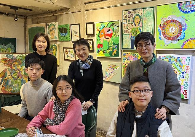 (왼쪽부터) '붉게 힘차게 말' 전시에 참여한 손종빈 작가와 그의 어머니, 권라빈 작가와 어머니, 양예준 작가와 어머니.​/사진=러쉬 촬영