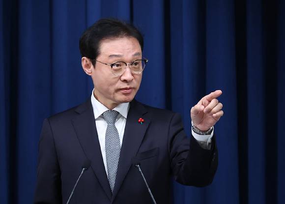 이규연 홍보소통수석이 7일 용산 대통령실 기자회견장에서 감사원장 후보자 관련 브리핑을 하고 있다. 2025.12.7 [사진=연합뉴스]