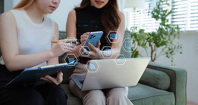 모바일 데이터를 관리하지 않으면 예상치 못한 추가 요금이 발생할 수 있다 / 출처=셔터스톡