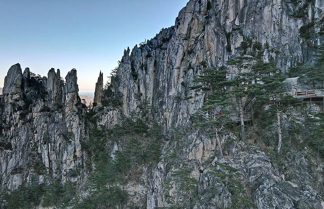 쉰움산에서 두타산으로 가면 베틀바위를 만날 수 있다. 창검처럼 날카로운 바위들이 모인 곳이 베틀바위다.