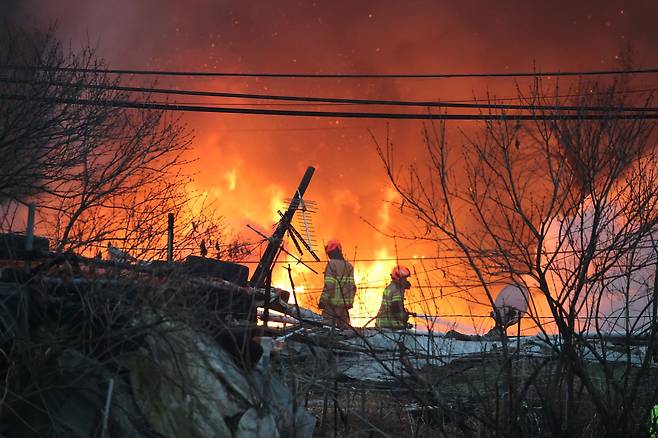 16일 오전 서울 강남구 개포동 구룡마을에서 소방대원들이 진화작업을 하고 있다. [뉴스1]