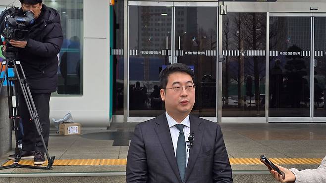 16일 대전 초등학생 김하늘양 살인사건 피의자인 명재완에 대한 항소심 선고 직후 유족 측 김상민 변호사가 취재진과 인터뷰를 하고 있다. 신진호 기자