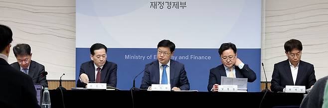 조만희 재정경제부 세제실장(가운데)이 지난 15일 세종시 정부세종청사에서 2025년 세제개편 후속 시행령 개정안을 설명하고 있다. 뉴스1