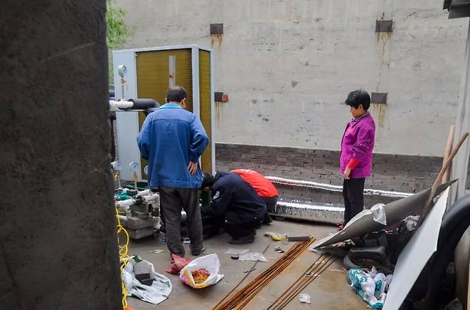 가스 난방 설비를 설치하는 농민들. 중국 연조만보 캡처