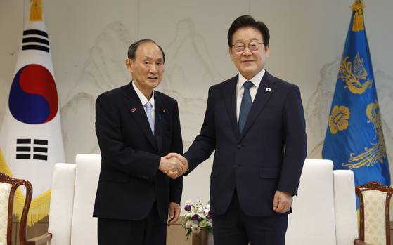지난해 7월 30일 서울 용산 대통령실 청사에서 일한의원연맹 회장인 스가 요시히데 전 일본 총리(왼쪽)가 이재명 대통령을 접견하는 모습. 연합뉴스