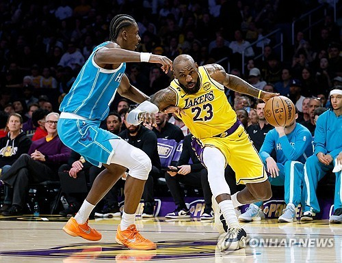 르브론·돈치치 68점 합작도 소용없었다···수비 무너진 LAL, 약체 샬럿에 무려 135점 내주며 완패