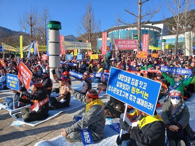 ▲ 원주 상수원보호구역해제 횡성군대책위원회는 지난 해 11월 28일 원주시청 앞에서 횡성군민 1200여명이 참석한 가운데 원주상수원보호구역 해제 촉구를 위한 총궐기대회를 개최했다.