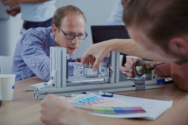 뎀콘 엔지니어들이 소형 메카트로닉스 시제품을 직접 조립·조정하며 구동 정밀도와 시스템 응답 특성을 점검하는 장면. / 사진=뎀콘