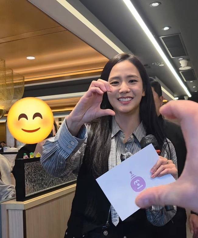 그룹 블랙핑크 멤버 지수가 지난 3일 하이디라오에서 팬들과 함께 생일파티를 하고 있다. /사진=SNS 갈무리