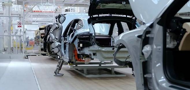 중국 로봇 기업 '유비테크'사의 휴머노이드 로봇 워커가 자동차 공장에서 작업하고 있는 모습./유비테크