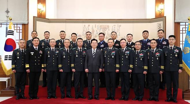 이재명 대통령이 16일 청와대 본관에서 열린 3성 장군 진급·보직 신고 및 수치 수여식에서 진급자들과 기념촬영을 하고 있다. 사진=연합뉴스