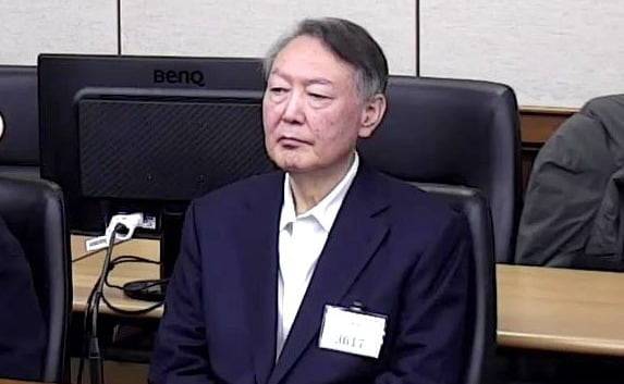 윤석열 전 대통령이 16일 서울 서초구 서울중앙지방법원에서 열린 특수공무집행방해, 범인도피교사, 직권남용 권리행사방해 혐의 등 사건에 대한 1심 선고 공판에 출석해 피고인석에 앉아 있다. 사진=연합뉴스