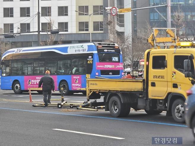 서부도로 사업소 직원들이 16일 오후 5시경 서대문역사거리에서 버스 추돌사고로 무너진 가드레일을 수습하고 있다. /사진=박수빈 기자