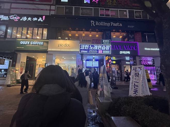 경기도 안양시의 한 상가 건물 앞, 두바이 쫀득 쿠키를 사기 위해 건물 밖까지 줄을 서있다. /사진=배현의 인턴기자