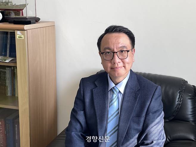 리다중 대만 담강대 국제전략대학원장이 지난달 15일 타이베이 담강대의 자신의 연구실에서 경향신문과 인터뷰하고 있다. 리 원장은 도널드 트럼프 미국 대통령의 집권 1기 때인 2017년 미·중 정상의 양국 상호방문이 이뤄진 지 1년도 지나지 않아 무역전쟁이 발발한 점을 거론하며 “트럼프가 4월에 방중하기로 했지만 몇 달 뒤 무슨 일이 일어날 지는 아무도 모른다. 우리는 앞이 보이지 않는 산 속을 달리는 상황이어서 어느 때보다 신중해야 한다”고 말했다. 타이베이/김유진 기자