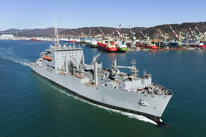 지난 6일 울산 HD현대중공업 중형선사업부 인근 부두에서 미 해군 소속 ‘USNS 앨런 셰퍼드’함이 정기 정비를 마치고 출항하는 모습. HD현대중공업 제공
