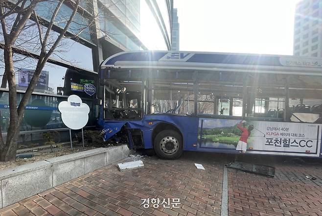 16일 서울 서대문역 사거리에서 버스가 인도로 돌진한 뒤 건물에 충돌해 있다. 정지윤 선임기자