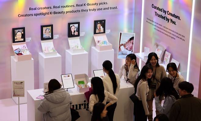Visitors stop by a K-beauty–themed booth at SeoulCon 2025 on Dec. 29. (Newsis)