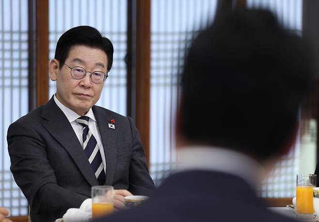 President Lee Jae Myung attends a meeting with leaders of political parties at Cheong Wa Dae on Friday. (Yonhap)
