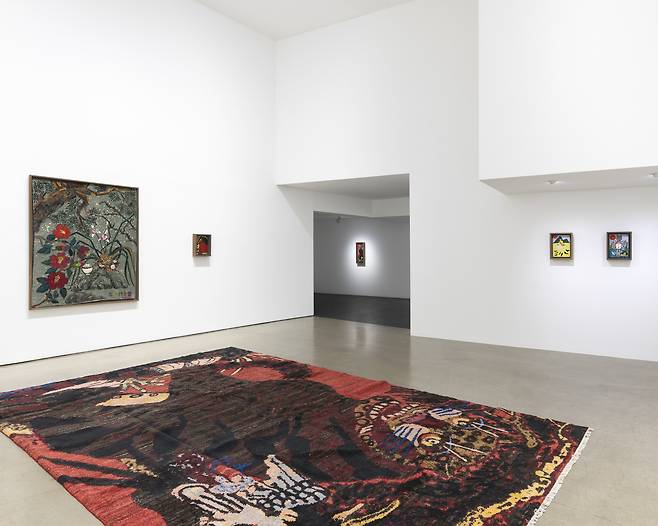 Wool carpet"Goblin Tger and Magpie Beneath the Pine Tree" (2025) and other works by Lee Doo-won are on display at Gallery Hyudai in Jongno District, central Seoul. [GALLERY HYUNDAI]