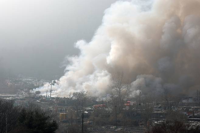 Smoke billows up from a fire that broke out at Guryong Village, Gaepo-dong, Gangnam District, southern Seoul, on Jan. 16. [YONHAP]
