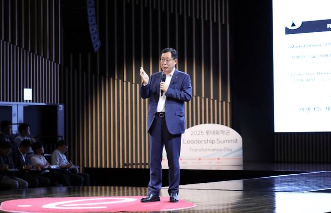 이영준 롯데화학군 총괄대표가 지난해 7월 ‘2025 Leadership Summit’에서 관점의 혁신 선도를 강조하고 있다. 롯데케미칼 제공&nbsp;