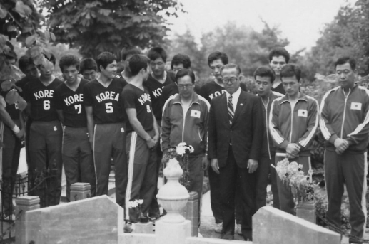 1972년 뮌헨 올림픽 아시아 지역예선에서 북한을 꺾고 출전권을 따낸 남자배구 대표팀이 올림픽 출전에 앞서 네덜란드 헤이그의 이준 열사 묘역을 참배하는 모습. [대한배구협회 100년사]